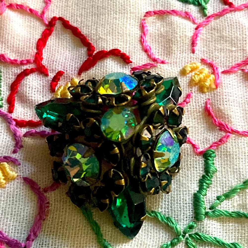 Vintage gold tone and green 3d small brooch Glows under a blacklight.